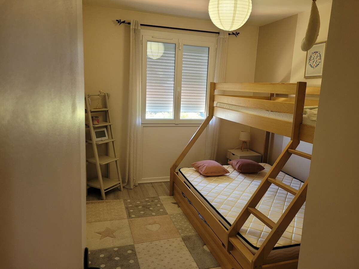 Საძინებელი: 4 ადგილიანი ორსართულიანი საწოლი 2 90 სმ საწოლით და 140 სმ საწოლით.