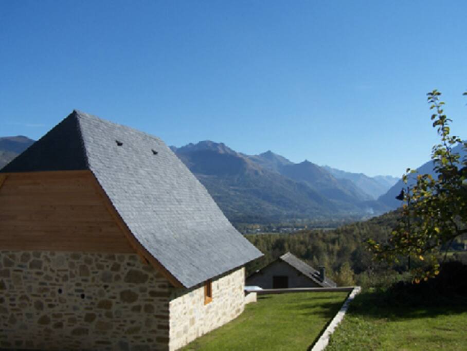 Vue plongeante sur la vallée depuis la terrasse et le balcon