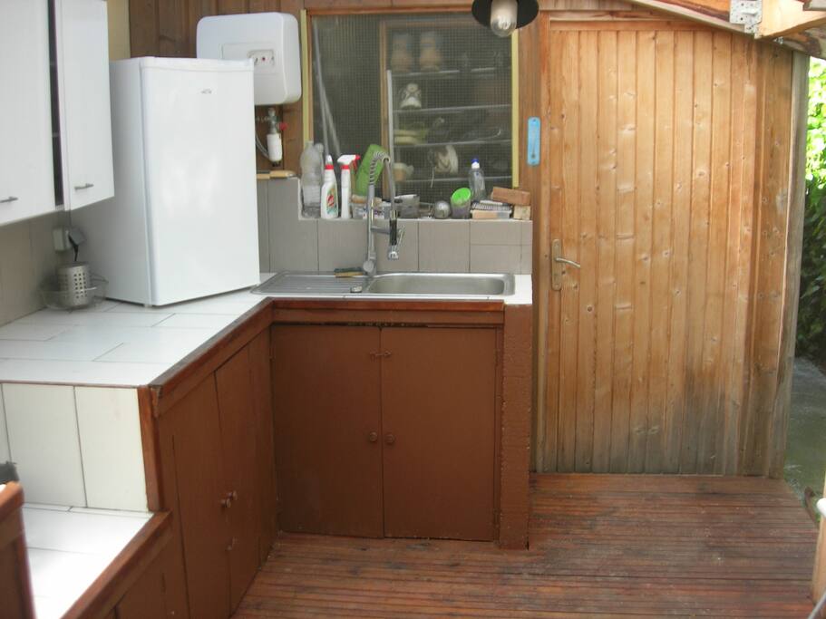 cuisine extérieure frigo et évier