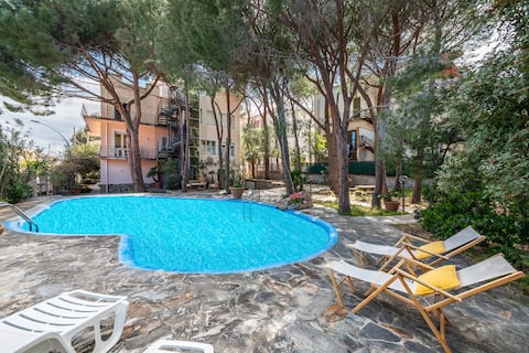 HOUSE WITH SWIMMING POOL AND PARK