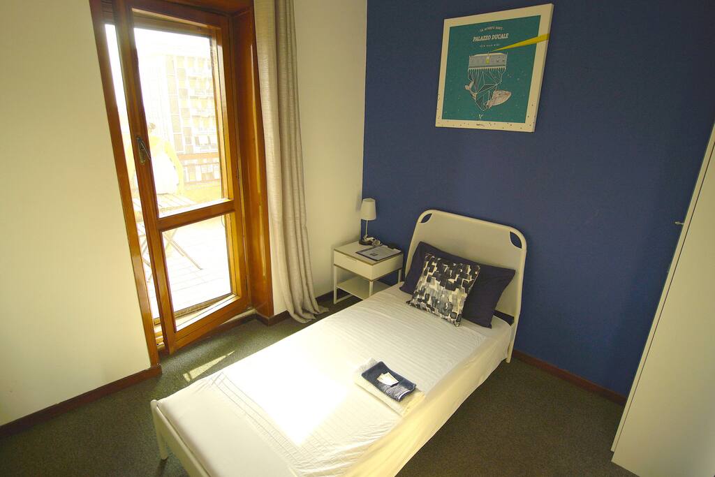 Single room with one single bed and a private terrace