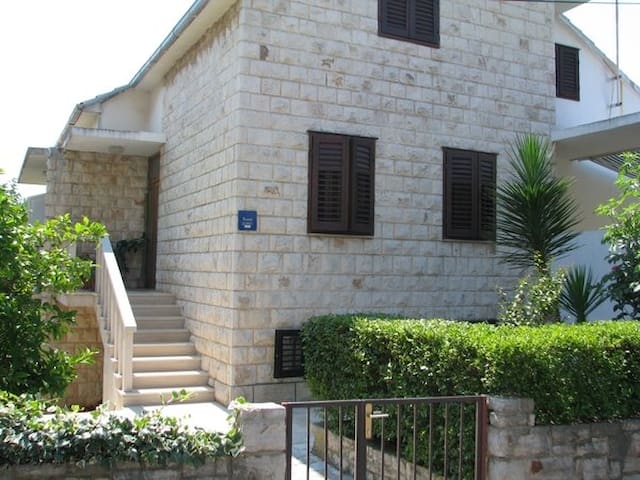 M&J APARTMENT SUPETAR