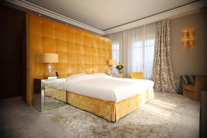 主卧可欣赏海景和泳池景观+套房浴室+步入式衣柜。
床： 200x200