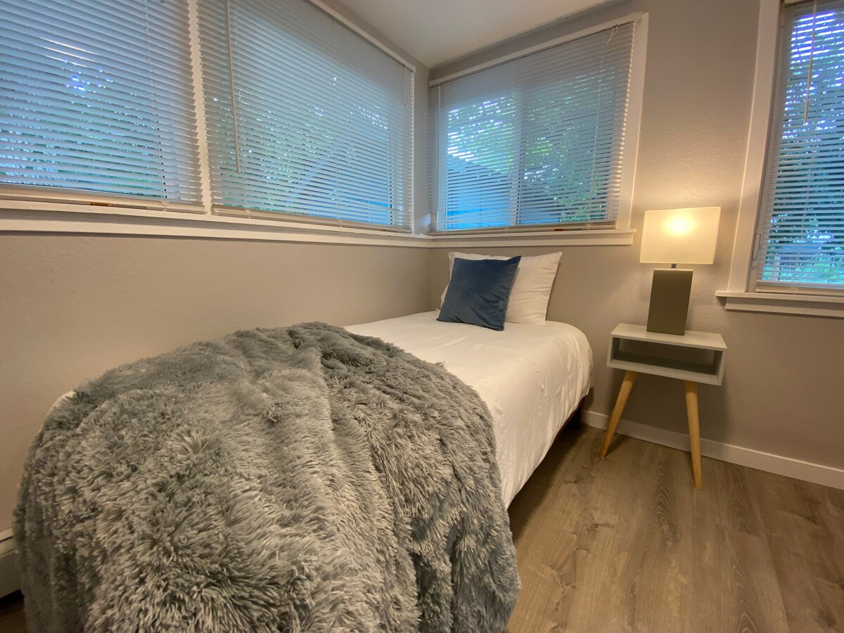 第三间卧室配备单人床。