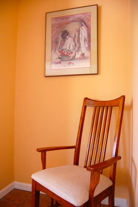 Southwest artwork adds a soothing touch.