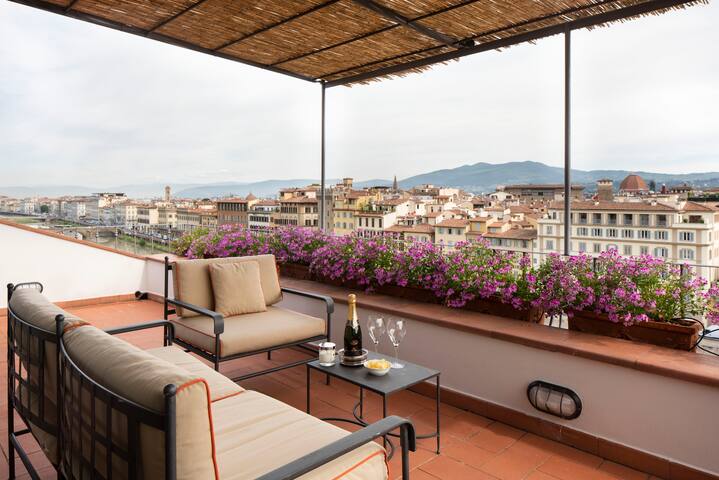 Ponte Vecchio Penthouse with breathtaking Terrace gallery image 5
