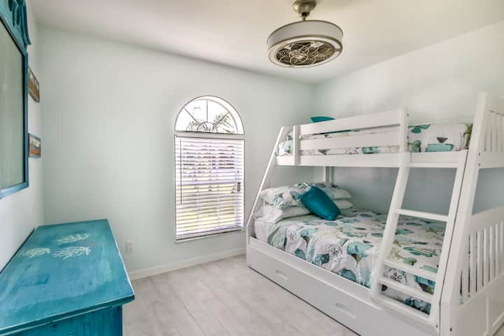 Spálňa č.3 poschodové postele, jedno dvojlôžko hore,  plné v strede, dvojité lôžko nižšie 