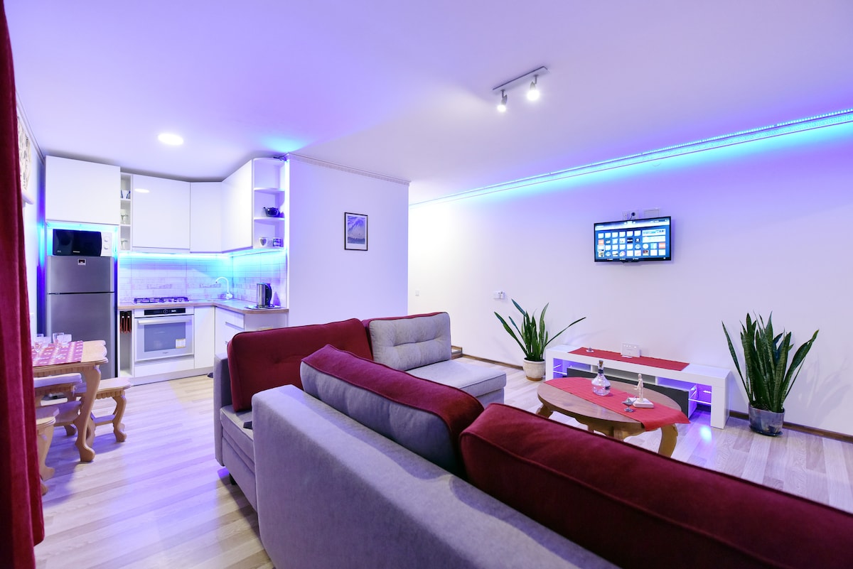 Дневна соба + целосна кујнска опрема
и две одделни спални соби.