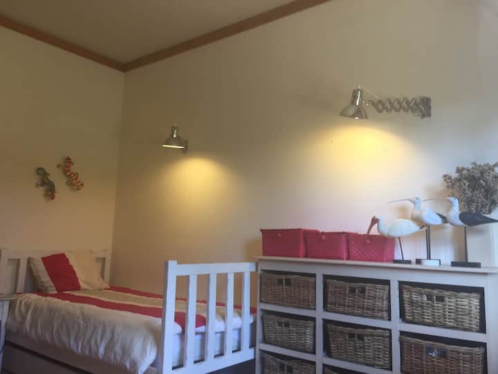 Proprio di fronte alla camera da letto verde si trova la camera da letto rossa con capacità per 3 persone situata al piano terra