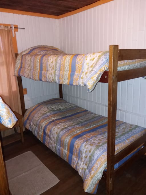 Imagen de habitación mixta compartida para 4 personas.