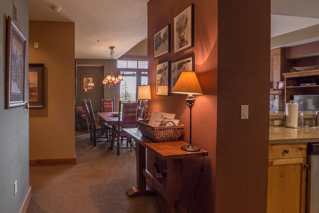 Chair,Furniture,Dining Room,Indoors,Room