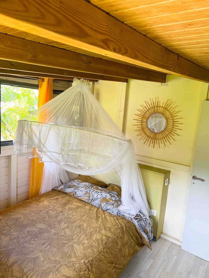 Spavaća soba 1: klima-uređaj, bračni krevet, mreža za komarce.