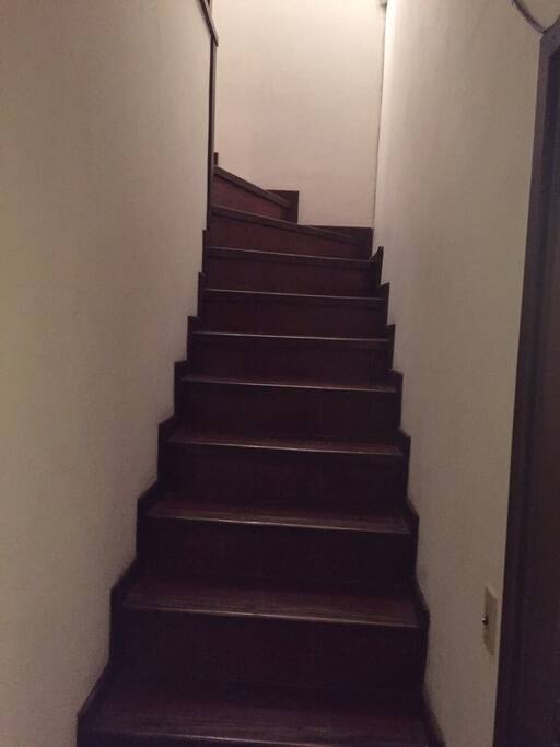 Escalera de acceso a planta alta