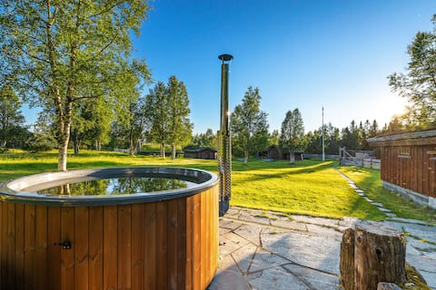 Pleasant mountain farm stay with hot tub and sauna. Great hiking terrain just near the national park