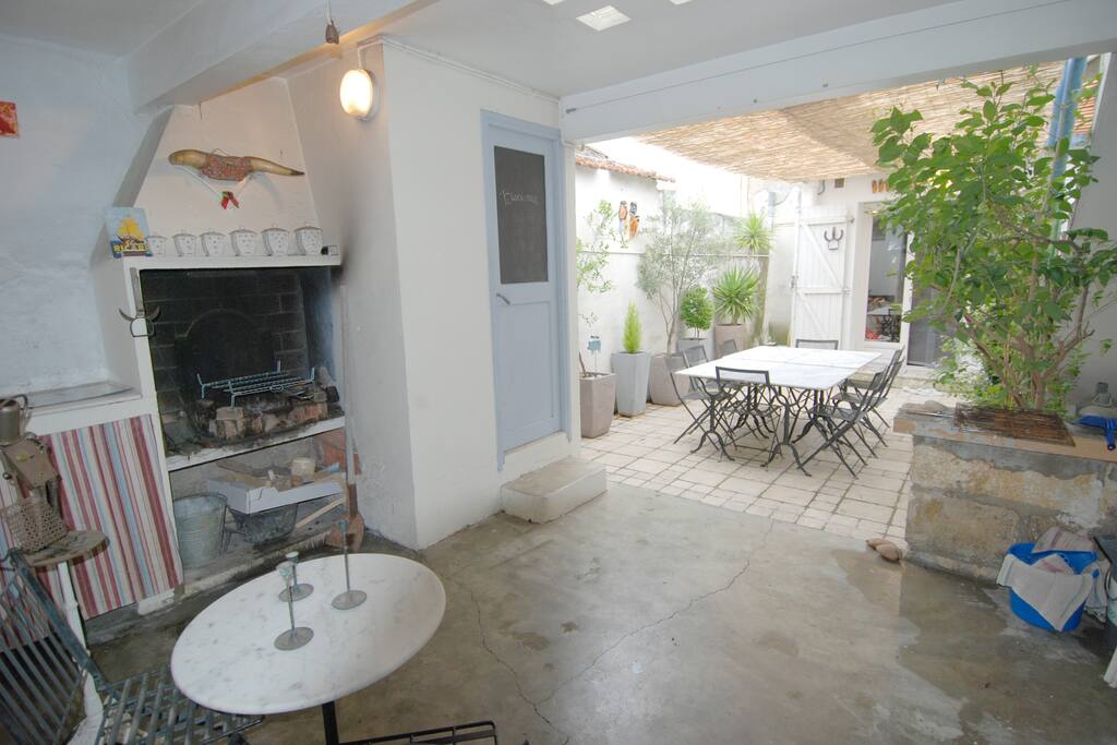 coin barbecue sous le préau, WC extérieur (porte grise)