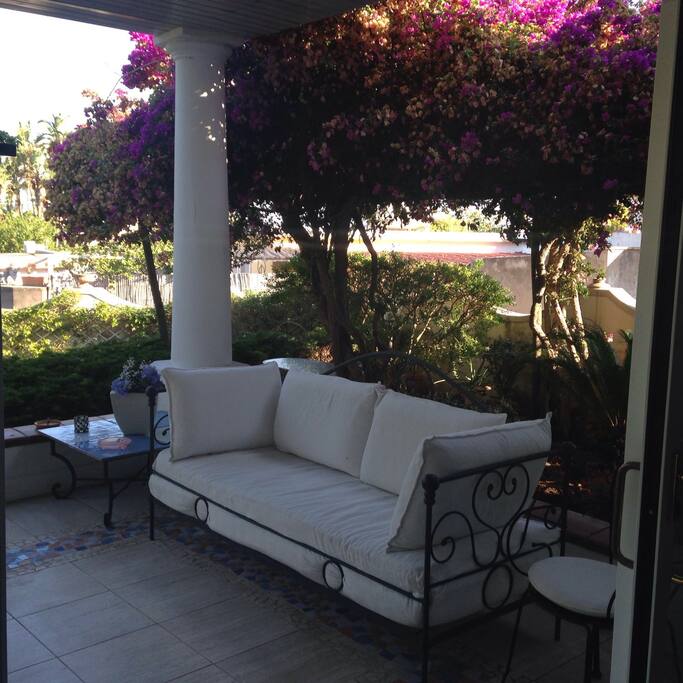 patio con scorcio bouganvillea