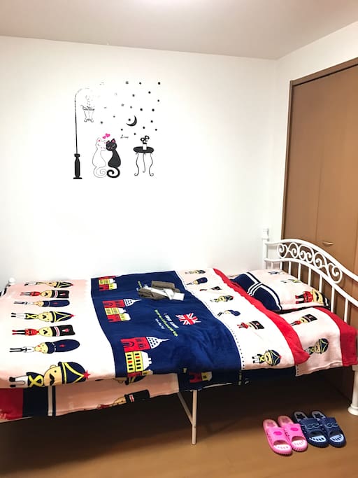 新置办的加绒床件,冬天睡的更暖和。(每位客人入住后,都会更换新的,你会换到什么样的stye呢?期待一下吧^_^)