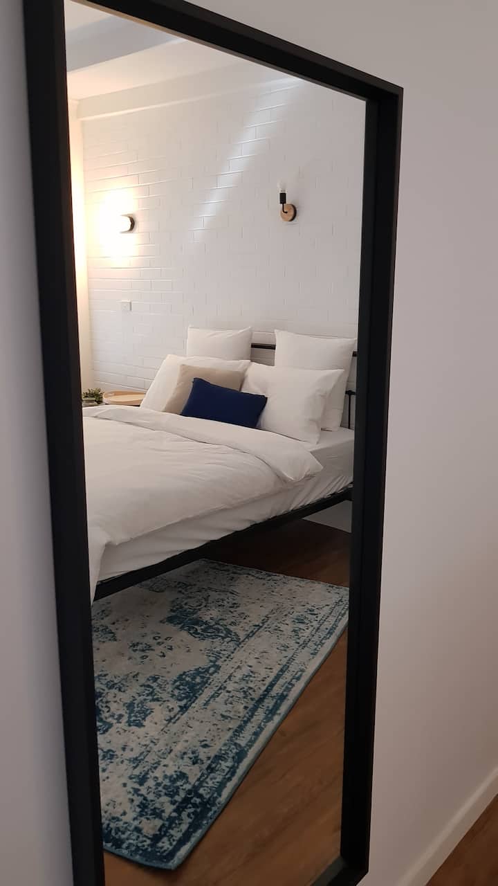 标准双人床卧室