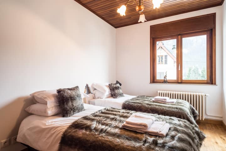 מיטות זוגיות בחדר שינה ארבע. 
