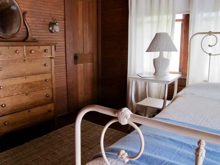 Двойна спалня на горния етаж.