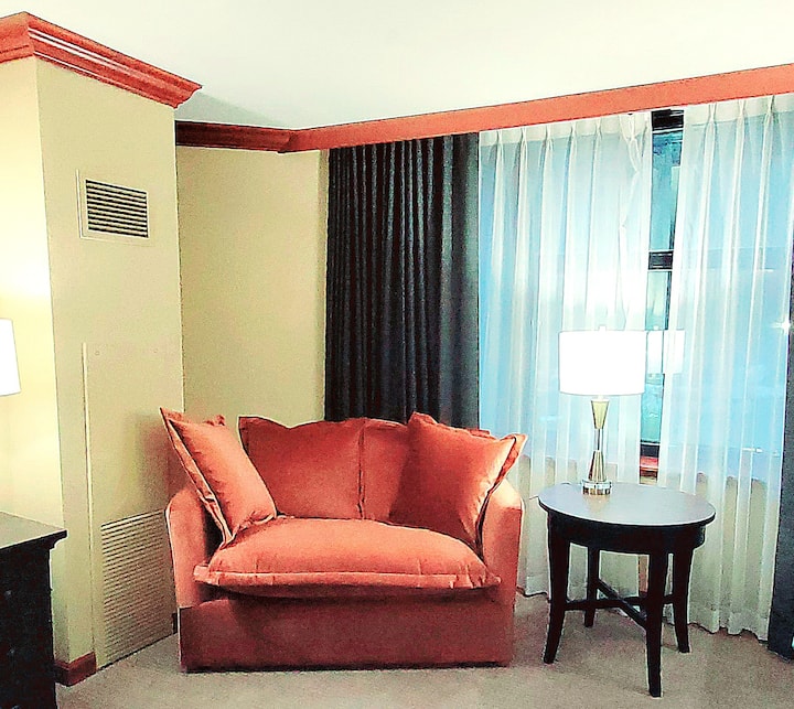 Ndenjëse e re dashurie në studion King të Dav që zëvendëson karrigen ngjyrë kafe në fotografi të tjera. 