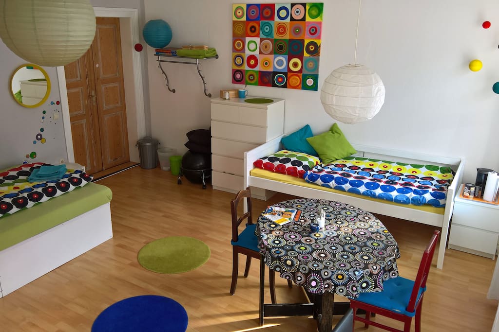 Für Gäste, die gerne getrennt schlafen wollen oder viel Platz für sich benötigen. Die beiden Betten sind gleich hoch und lassen sich auch zu einem großen Bett zusammen stellen.