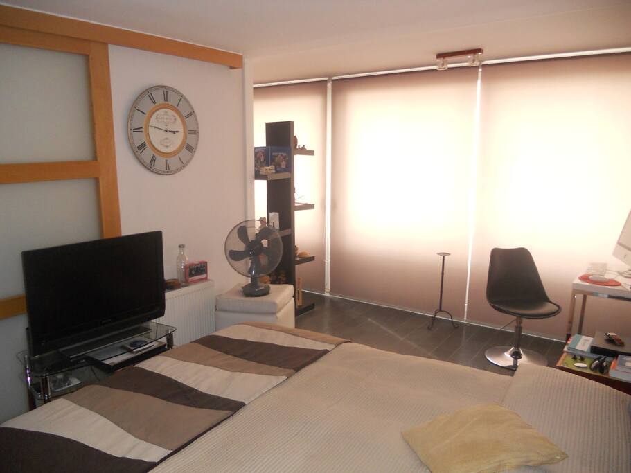 Comunicado con sala de estar y muy iluminado