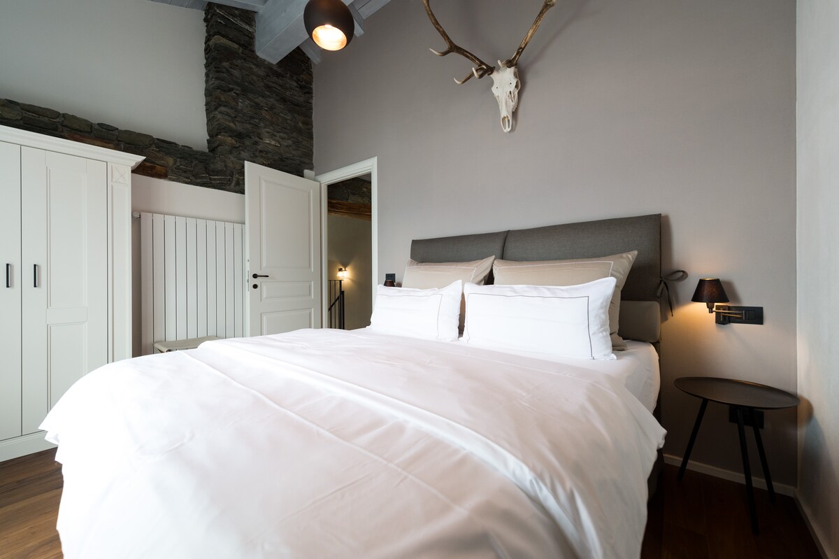 ห้องนอนพร้อมระเบียงและวิวทะเลสาบ
บ็อกซ์สปริง 160x200 ซม.
+ ตู้เสื้อผ้าและทีวี 26 "