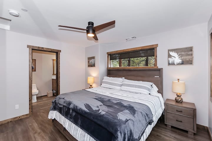 Cama tamaño king adjunta al baño 3 (nivel superior)
Encima del dormitorio principal con las 2 camas tamaño queen