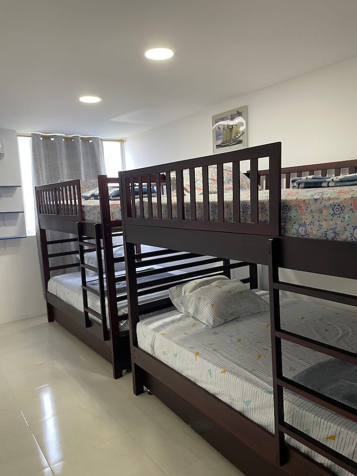 По три легла на двуетажно легло