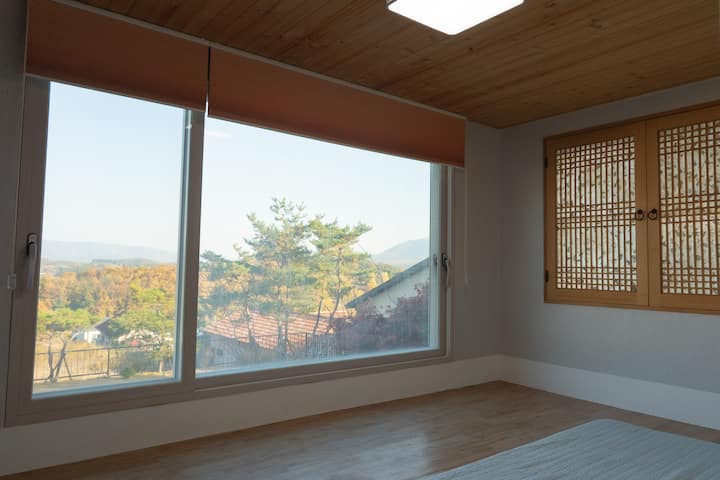 มันคือการตกแต่งภายในของห้อง 2 พื้น
และผนังอยู่ในทำเลที่ดี
เพดานทำจากไม้ไซเปรส
มันเป็นเทรนด์ดังนั้นพระอาทิตย์จึงเข้ามาในตอนเช้าตรู่