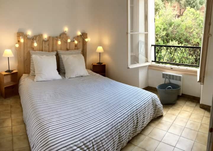 Fotografi tjetër e së njëjtës dhomë me pamje nga pemët e ullirit...