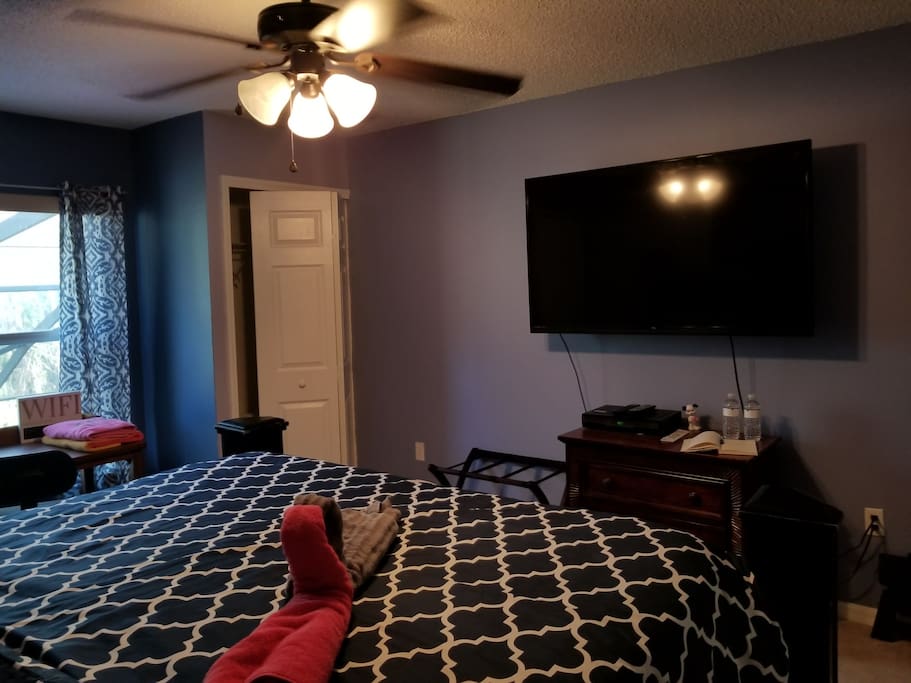 One of 3 Airbnb rooms in our home.
This is our King size bedroom, private bath, tv, cable, wifi, refrigerator, microwave, work space, lighted mirror, usb plugs, pool towels, hair dryer, shampoo and conditioner.