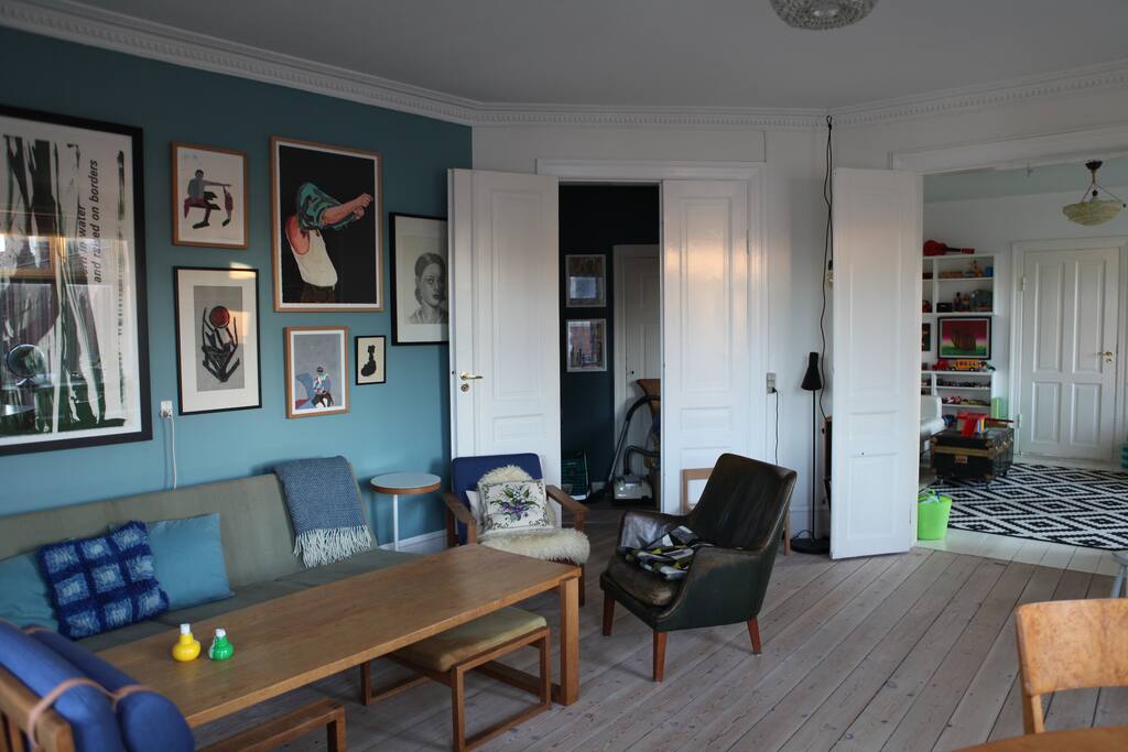 Livingroom facing entrance and childrens room 1