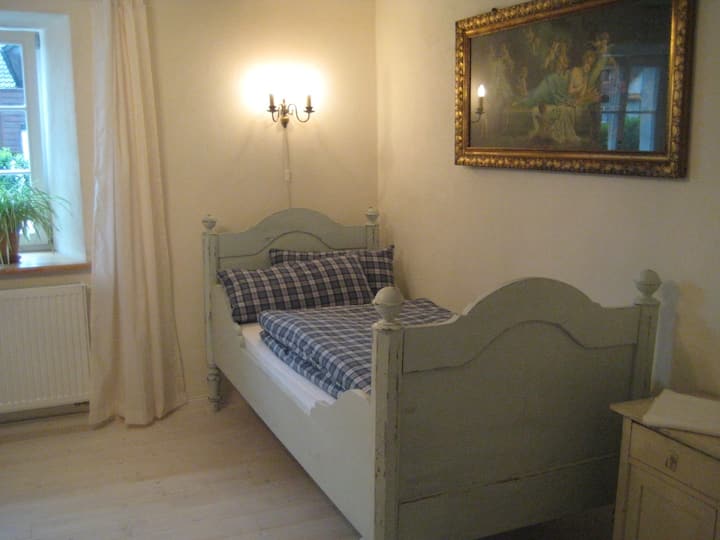 Cama individual adicional en el dormitorio.