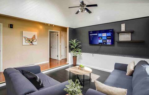 Enjoyable Home by Airport & Dwtn