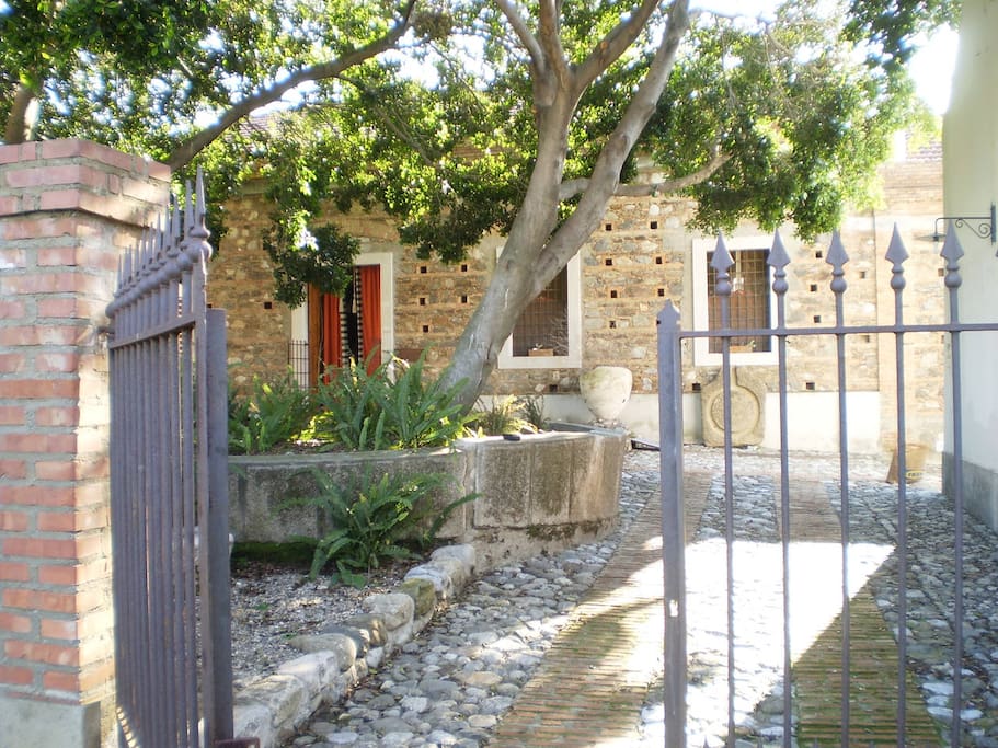 the main entrance from the parking