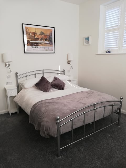 Bath - self-contained quiet studio annexe +parking