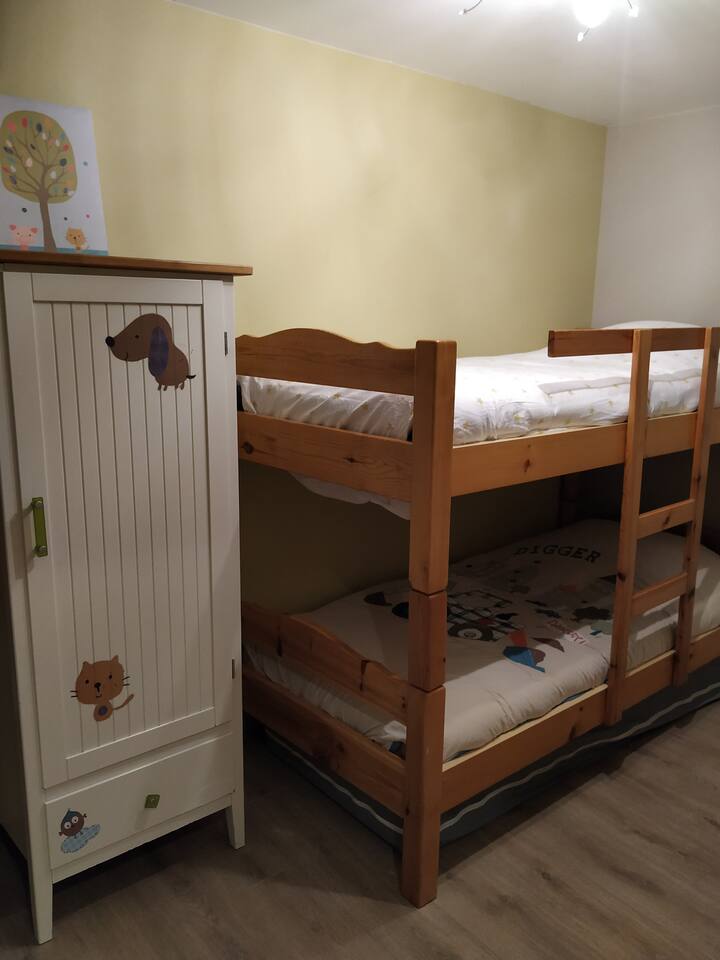 Საბავშვო ოთახი: 1 ორსართულიანი საწოლი + 1 ერთადგილიანი საწოლი