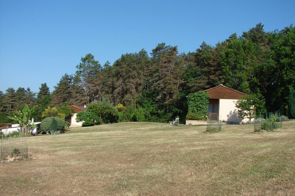 Gite du haut (à droite), piscine (à gauche), gite du bas (au centre)