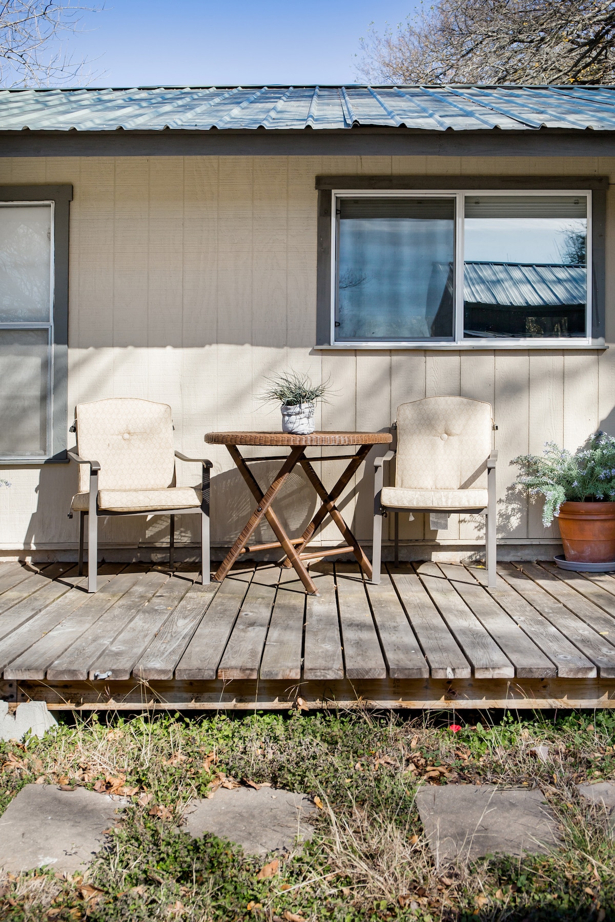 Close in, cozy guesthouse surrounded by nature!