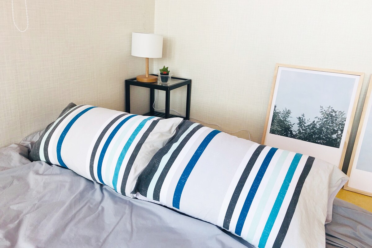 从主窗户可欣赏卧室的美景。舒适的低床-现代韩式住宿加早餐体验