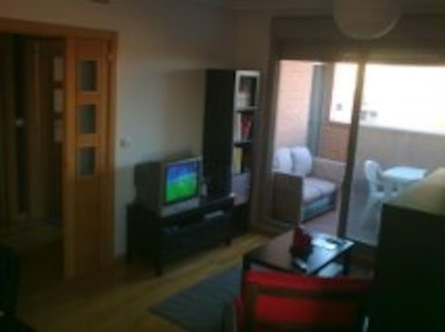Salón pequeñito pero muy cómodo. Muy fresco en verano.
