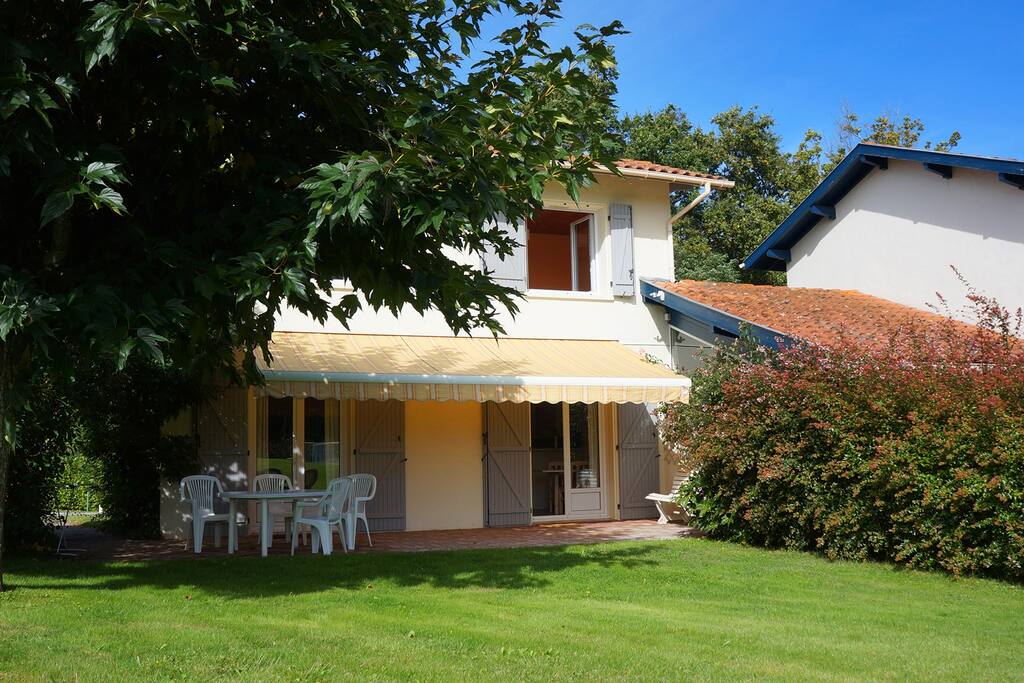 Entrée du gîte avec terrasse