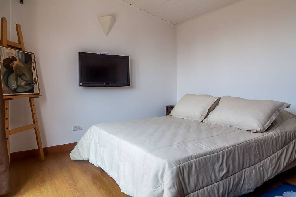 Room with double bed and cable TV