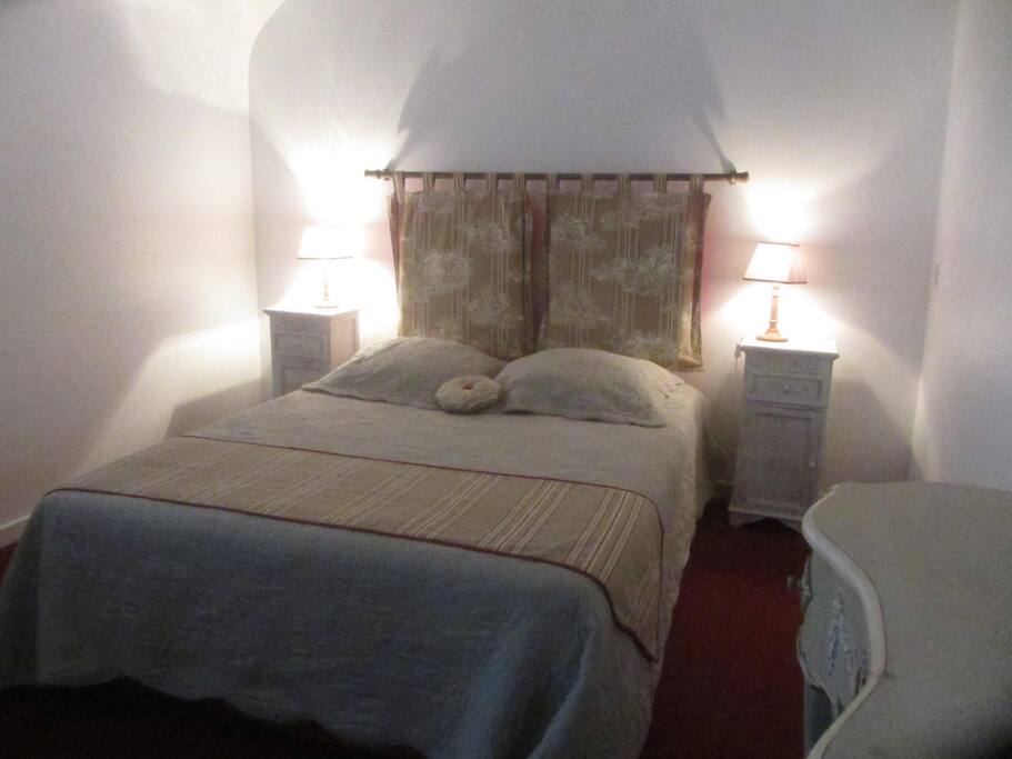 chambre lit double avec armoire penderie et coiffeuse
