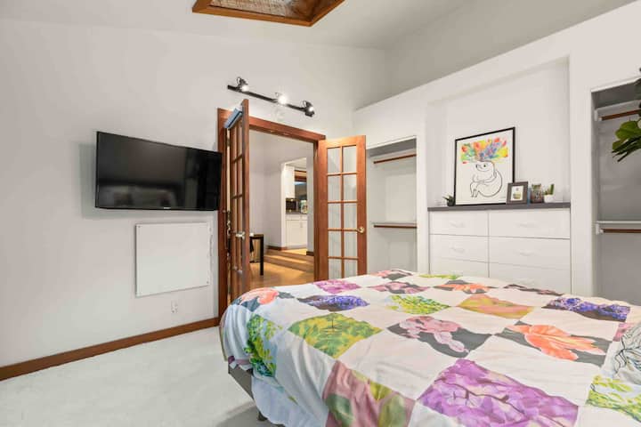 Ძირითად საძინებელში არის ორადგილიანი საწოლი, ორადგილიანი კარები ჩრდილებით, ტელევიზორი, ორი კარადა საკიდებით და ექვსი უჯრა. Ტელევიზორის ქვემოთ სხივური გათბობის პანელია, ასევე, უზრუნველყოფილია სივრცის გამათბობელი და ვენტილატორი.