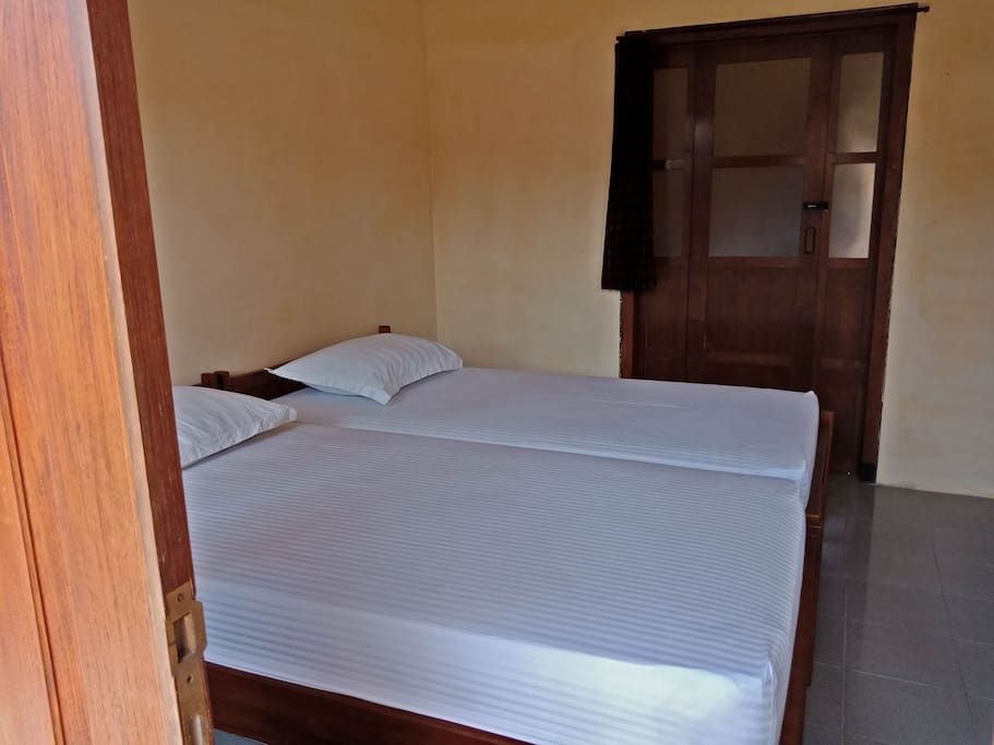 twin bed with direct door to garden