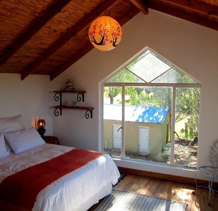 La chambre à l'étage manque de rideaux,  mais les rideaux sont là maintenant !