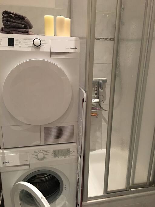 Waschmaschine mit Trockner + 2 Wäscheständern